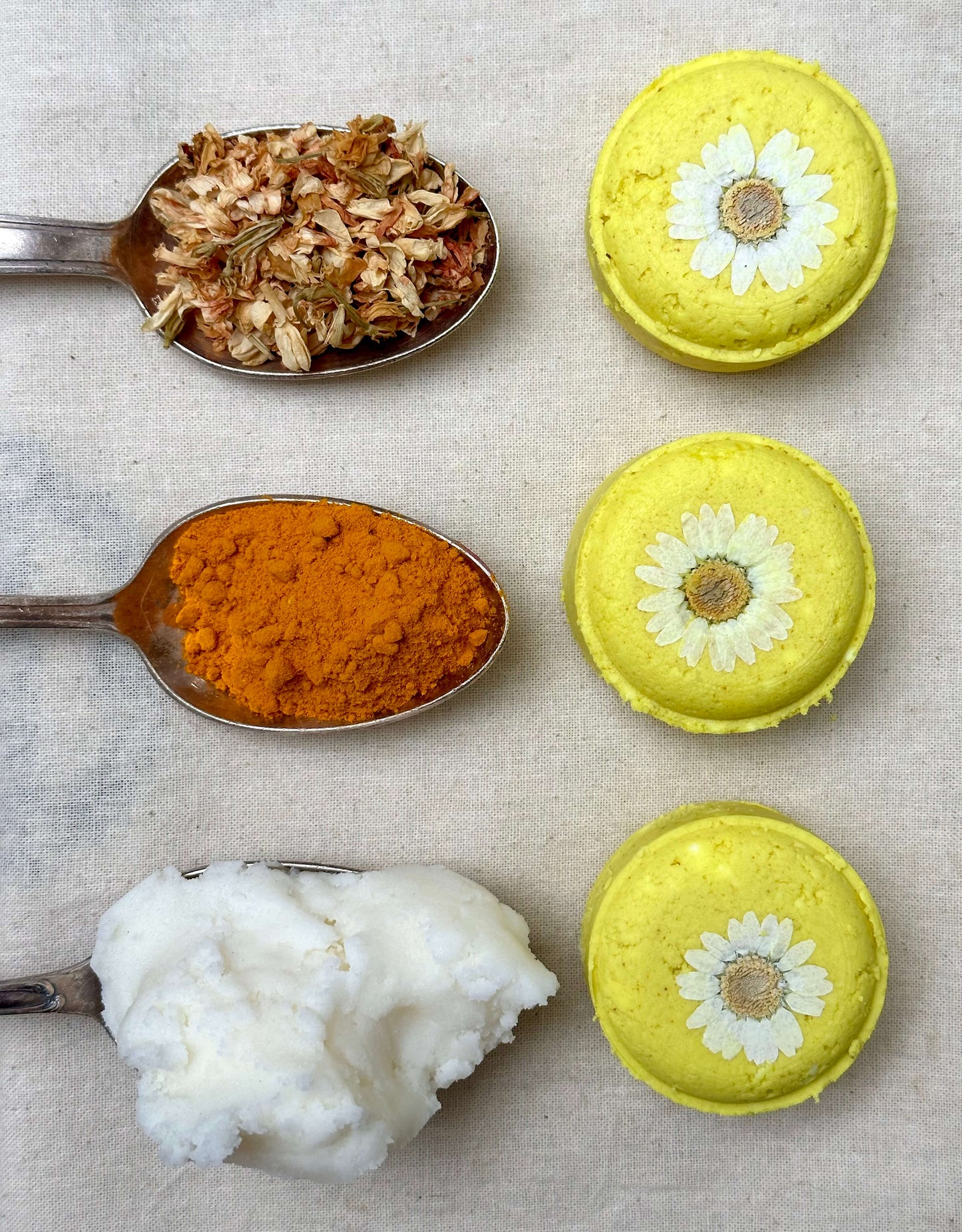 Shampoo solido delicato per doppie punte e cute sensibile – Camomilla, Curcuma & Gelsomino